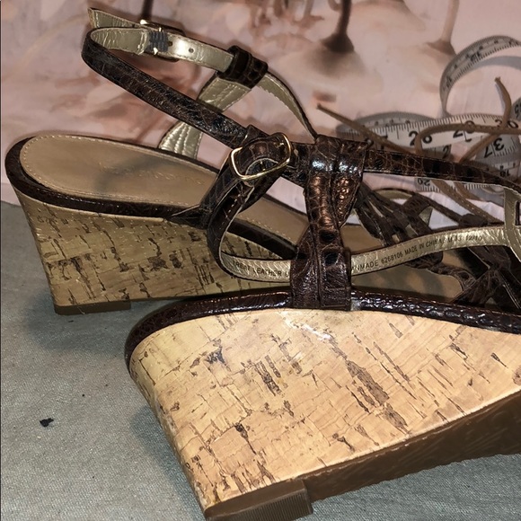 Used sandals by Liz Claiborne size 9 - Picture 2 of 10